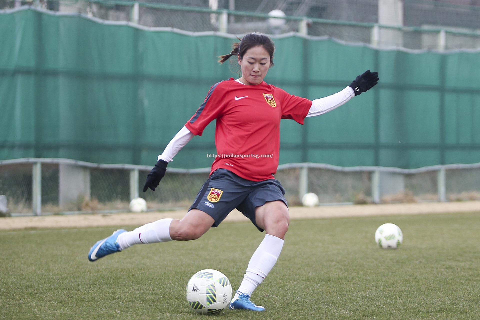 国际足球赛程中，女运动员们斗志昂扬